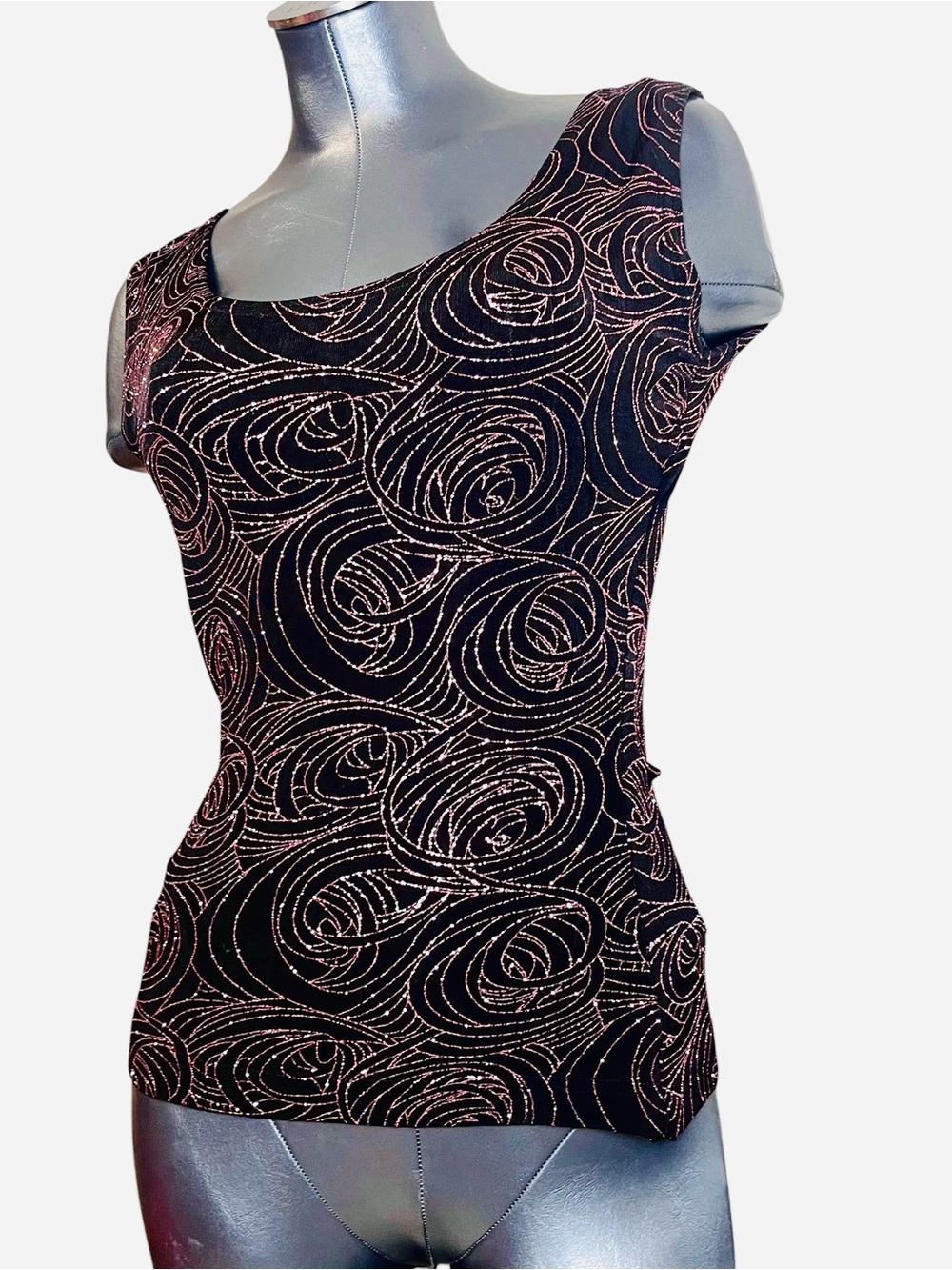 Sleeveless Rose-Pattern Knit Top - Black with Metallic Pink